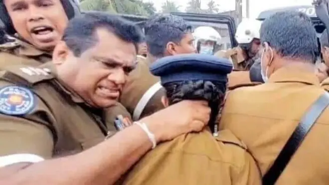 විරෝධතා පා ගමනේ කාන්තාවන්ට සහ කාන්තා පොලිස් නිලධාරිනියන්ට පිරිම් පොලිස් නිලධාරීන්ගෙන් ශාරීරික පහරදීම්