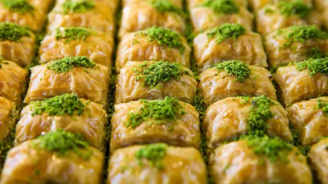 Bir tepsi fıstıklı baklava