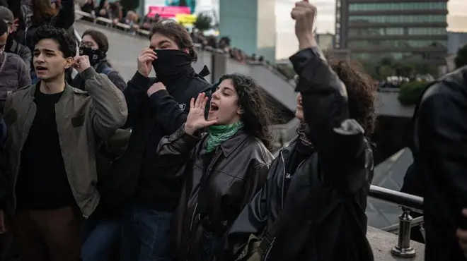 Cevahir AVM önünde toplanan gençler