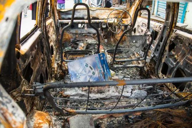 दिल्ली के शिव विहार इलाके में आग के हवाले किया गया एक वाहन. ( फ़रवरी 26, 2020)