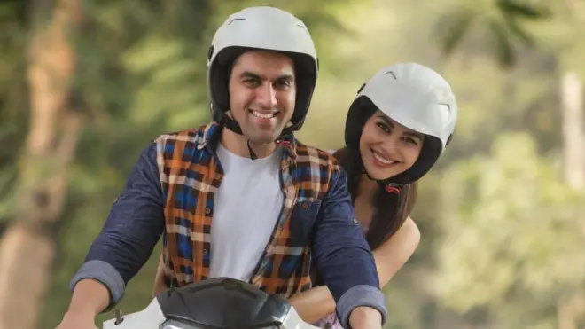 హెల్మెట్ పెట్టుకుని బైక్ రైడ్ 