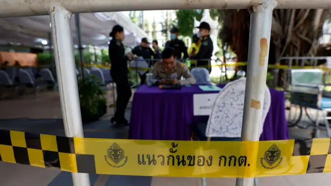 บรรยากาศในการเปิดสมัครรับเลือก สว. ไม่คึกคักนัก โดยยอดผู้สมัครห่างจากเป้าหมายที่ กกต. ตั้งเป้าไว้ 1 แสนคน