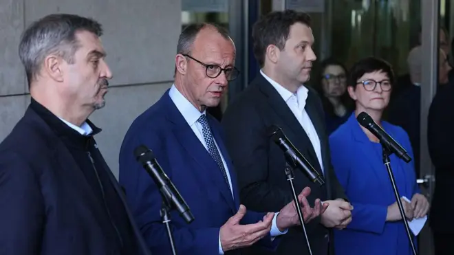 Маркус Зёдер, Фридрих Мерц, Ларс Клингбайль и Заския Эскен на пресс-конференции 28 марта.