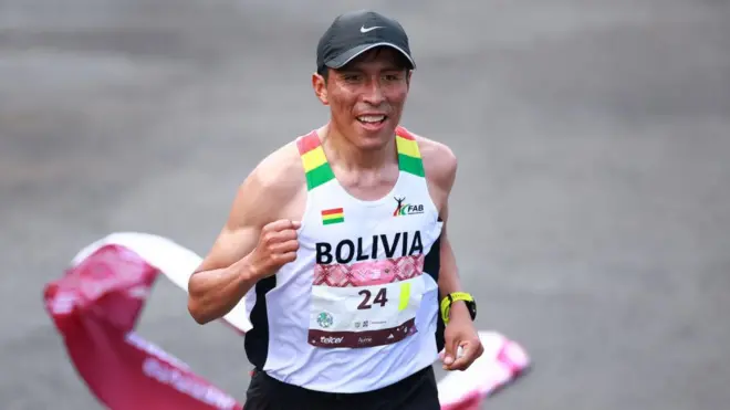 Héctor Garibay cruza la meta en CDMX