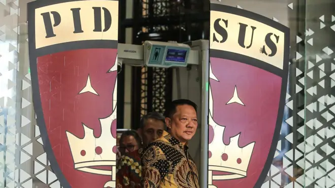 Jaksa Agung Muda Tindak Pidana Khusus (Jampidsus) Kejaksaan Agung Febrie Adriansyah keluar dari ruangan untuk menyampaikan keterangan saat konferensi pers di Kejaksaan Agung, Jakarta, Jumat (10/7/2026).