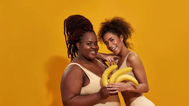 Abagore begeranye bafite imineke, umwe muri bo arananutse, undi arabyibushye