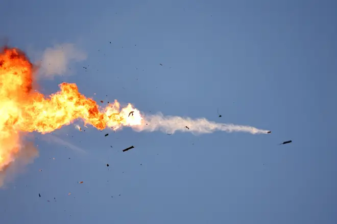 လက်ဘနွန်ဘက်အခြမ်းကနေ ဖြတ်သန်းလာတဲ့ ဟစ်ဇ်ဘိုလာအဖွဲ့ရဲ့ မောင်းသူမဲ့ဒရုန်းတစ်စင်းကို လက်ဘနွန်- အစ္စရေးနယ်စပ်အနီး ‌ကောင်းကင်ယံမှာ အစ္စရေး တိုက်လေယာဥ် တစ်စီးက ကြားဖြတ်ဟန့်တားခဲ့ပြီးနောက်မှာ မြင်တွေ့ရတဲ့ မြင်ကွင်းဖြစ်ပါတယ်