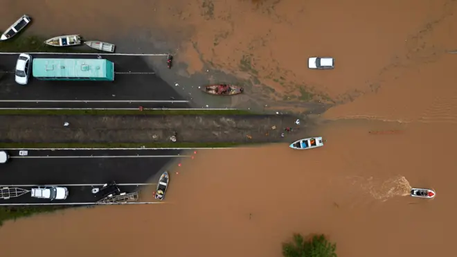 Fotografiamelhores jogos para apostaágua alagando uma estrada  