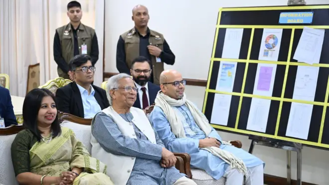 প্রধান উপদেষ্টা অধ্যাপক মুহাম্মদ ইউনুসের সাথে তার বিশেষ সহকারী ফয়েজ আহমদ তৈয়্যব