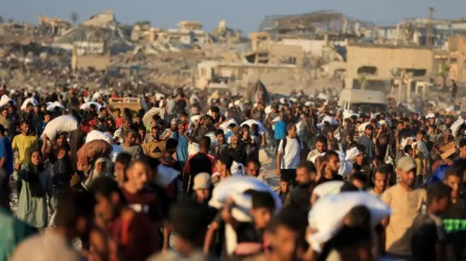 በጋዛ እርዳታ ለመቀበል የተሰባሰቡ ሰዎች