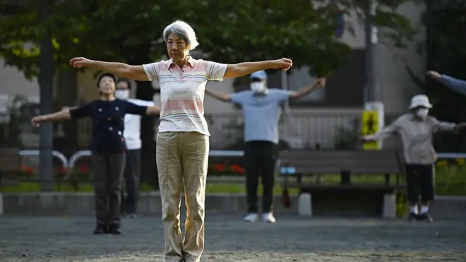 వ్యాయామం చేస్తున్న వృద్ధ మహిళ