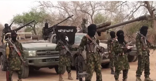 Aworan awọn ọmọ ẹgbẹ Boko Haram ti wọn wọ aṣọ ologun fi nnkan bo oju wọn 