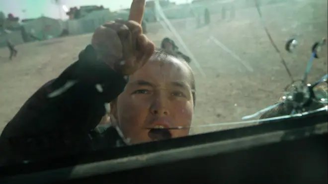 صبي يصيح ويرفع إصبعه 