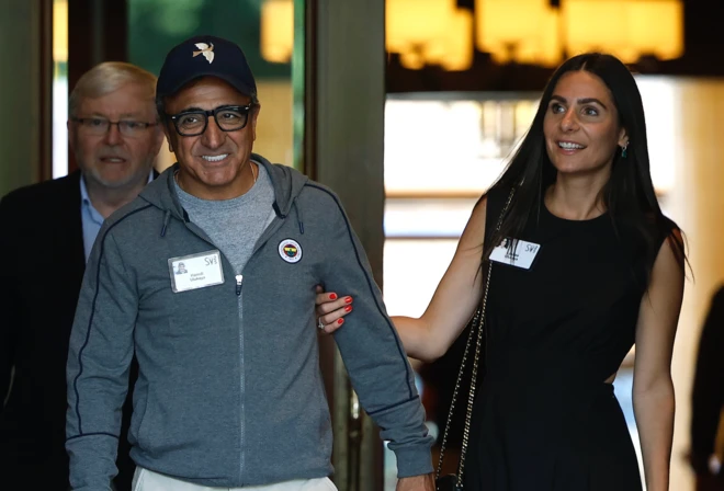 Chobani CEO'su Hamdi Ulukaya ve eşi Louise Ulukaya, 8 Temmuz 2025'te ABD'nin Idaho eyaletinde bir özel konferansa katılıyor. Üzerinde Fenerbahçe sweatshirt'i var.
