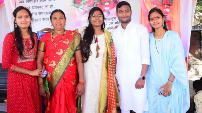 مہاراشتر کی مقابلے کے امتحان میں کامیاب بہنیں 