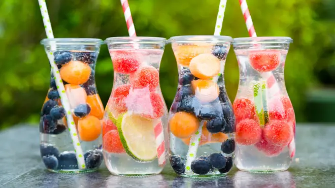 과일이 들어간 건강 음료들도 치아 부식을 일으킬 수 있다