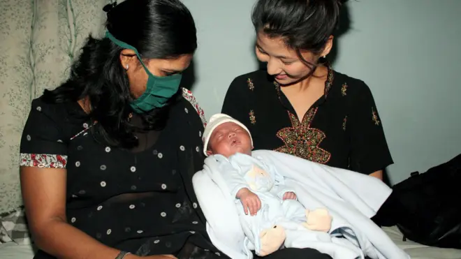 কলকাতার একজন সারোগেট মায়ের কাছ থেকে সন্তানকে নিচ্ছেন কোরিয়ান মা (ফাইল ছবি)