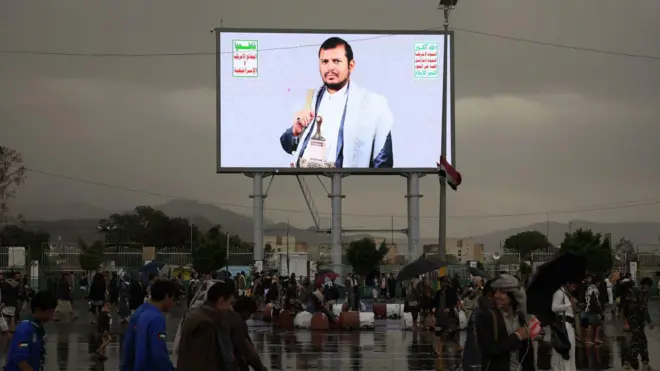 بیلبوردی با تصویر عبدالمالک الحوثی، رهبر حوثی‌ها