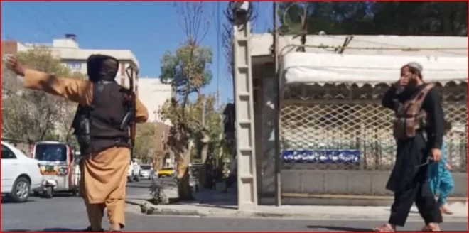 ط﻿البان در پی حمله انتحاری ماه گذشته که منجر به کشته شدن هژده نفر شد خیابانها را مسدود کردند