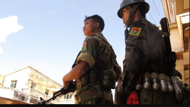 လိုင်ဇာမြို့ထဲ ကင်းလှည့်နေတဲ့ ကေအိုင်အေစစ်သားများ တွေ့ရစဉ် (ပုံ အဟောင်း)