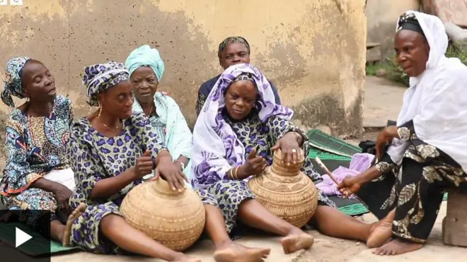 Awọ obinrin to n kọ orin Kengbe