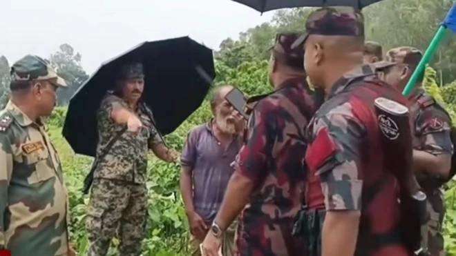 জামালপুরের বকশীগঞ্জ উপজেলার কামালপুর সীমান্ত দিয়ে ষষ্ঠী চন্দ্র বর্মনকে ঘিরে বিএসএফ ও বিজিবির সদস্যদের মধ্যে কথা কাটাকাটি, উত্তেজনা
