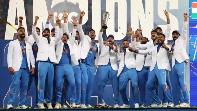 चॅम्पियन्स ट्रॉफीसोबत आनंद साजरा करताना भारतीय संघ
