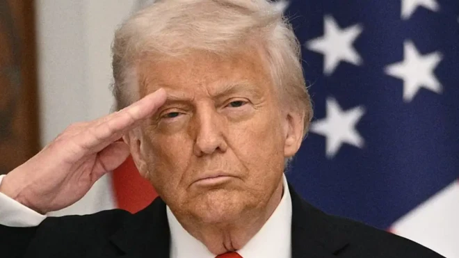 دونالد ترامپ دستش را به علامت سلام نظامی بالا آورده