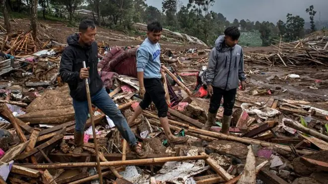 material longsor di Desa Pasirlangu, Cisarua, Kabupaten Bandung Barat, Jawa Barat, Sabtu (24/01).