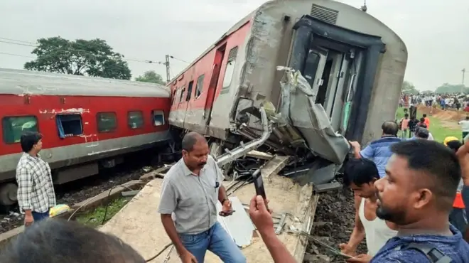 रेलगाड़ी के 18 कोच पटरी से उतरे