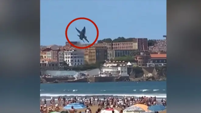 avion, španski avion, španski avion pravi manevar iznad plaže