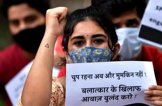 ਰੇਪ ਵਿਰੁੱਧ ਮੁਜ਼ਾਹਰੇ ਵਿੱਚ ਇੱਕ ਔਰਤ ਨਾਅਰੇ ਲਾਉਂਦੀ ਹੋਈ