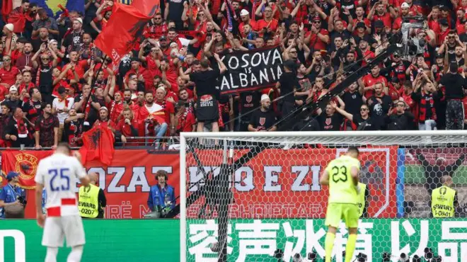 Arnavutlu tribünlerinde 'Kosova Arnavutluk'tur pankartı