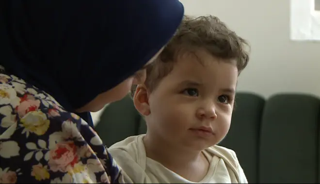 صورة طفل وأمه