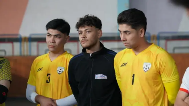 دروازه‌بانان تیم ملی فوتسال افغانستان که دو تن شان پیراهن‌های زرد و یکی دیگر در وسط پیراهن سیاه بر تن دارند.