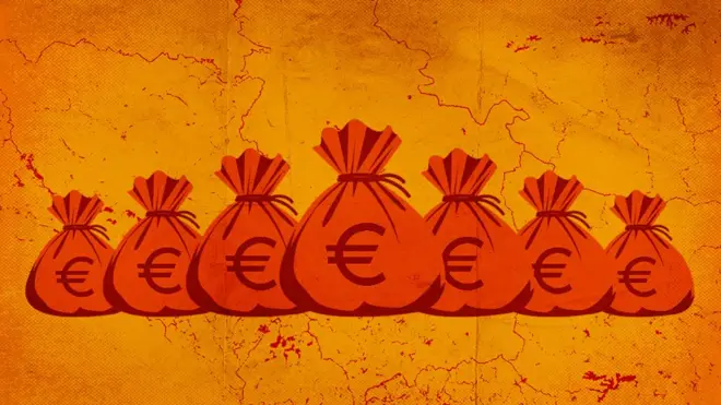 Sedam džakova na kojima je nacrtan simbol evra na narandžastoj pozadini