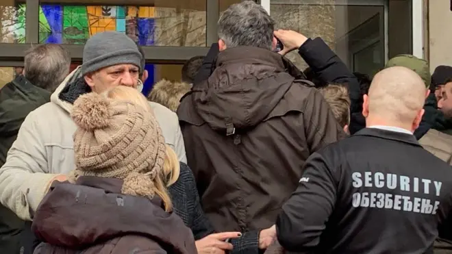 Privatno obezbeđenje pokušava da spreči okupljene da uđu u skupštinu grada Beograda 