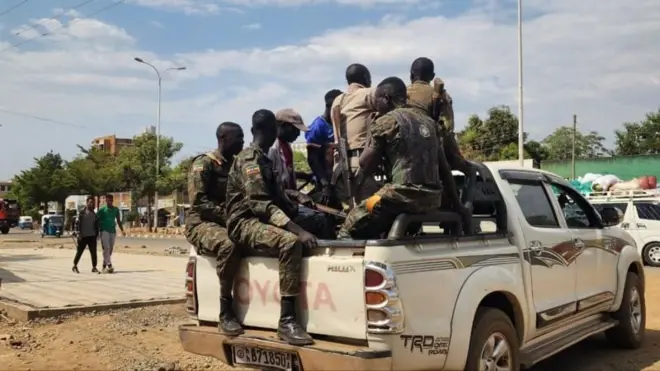 ኣብ ፒክኣፕ ዝተጻዕኑ ወተሃደራዊ ክዳን ዝለበሱ ኣባላት ኣድማ ብተና