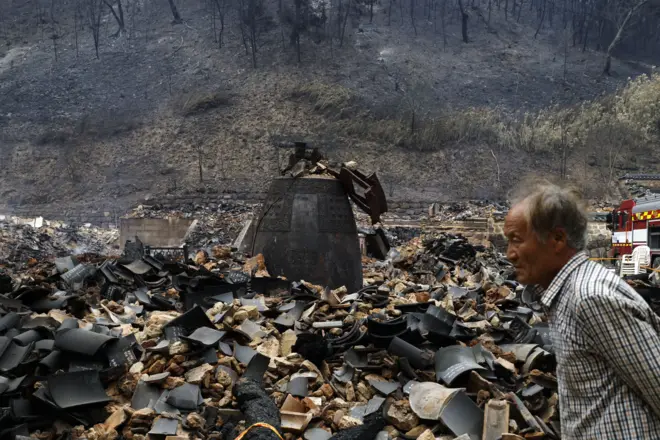 의성에서 발생한 대형산불이 엿새째 이어지고 있는 27일 경북 의성군 등운산 자락에 있는 천년고찰 고운사 주요 건물이 화재로 소실돼 흔적만 남아 있다