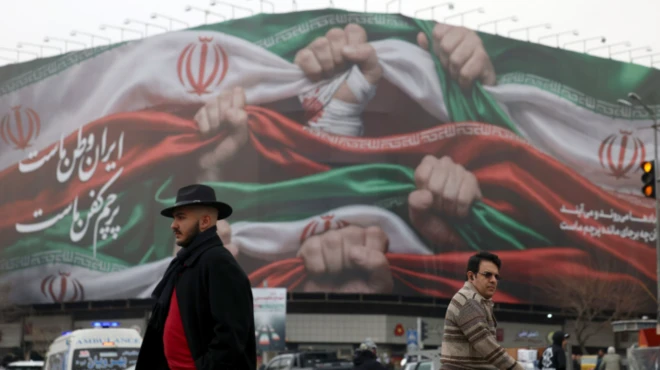 لوحة إعلانات عليها العلم الإيراني