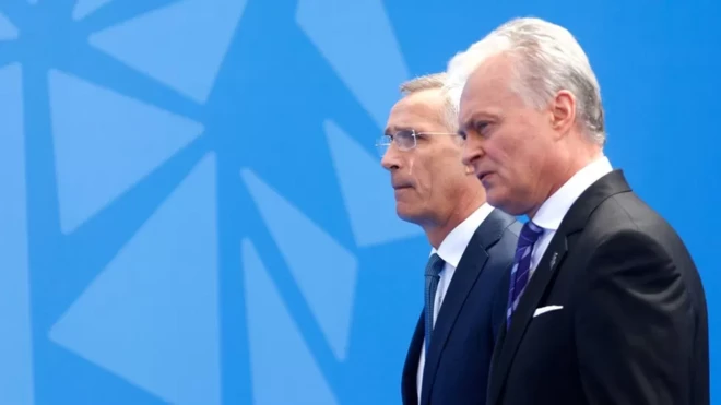 Tổng thống Lithuania Gitanas Nauseda (phải) và Tổng Thư ký Nato Jens Stoltenberg tại Vilnius