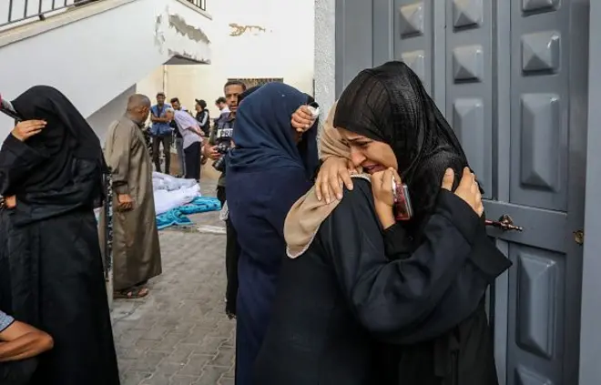 ඉන්ධන අවසන් වීමත් සමඟ රෝහල් හදිසි සේවා හැර අනෙකුත් සියලුම සේවාවන් නවත්වනු ඇති බව ගාසා හි සිටින අප වාර්තාකරු පවසයි.