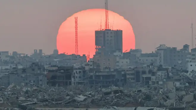 دمار في قطاع غزة مع غروب الشمس، 1 يوليو/تموز 2025