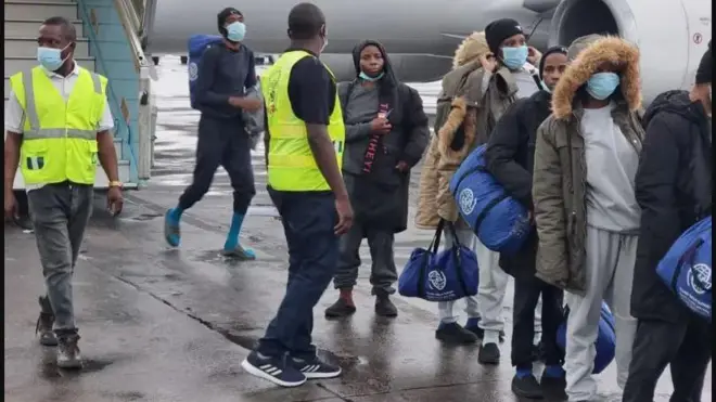 Aworan awọn eeyan ni papakọ ofurufu