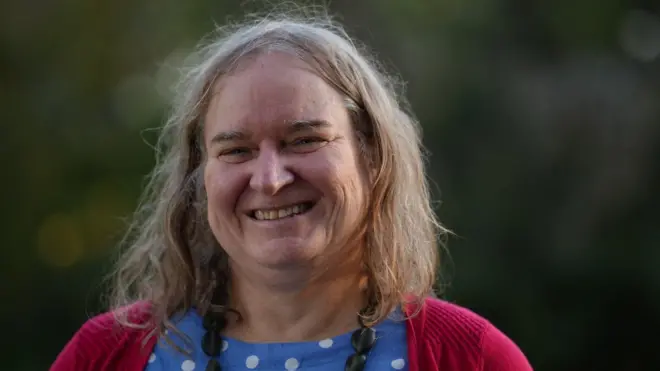 ట్రాన్స్ జెండర్‌ రొక్సాన్ టికిల్‌