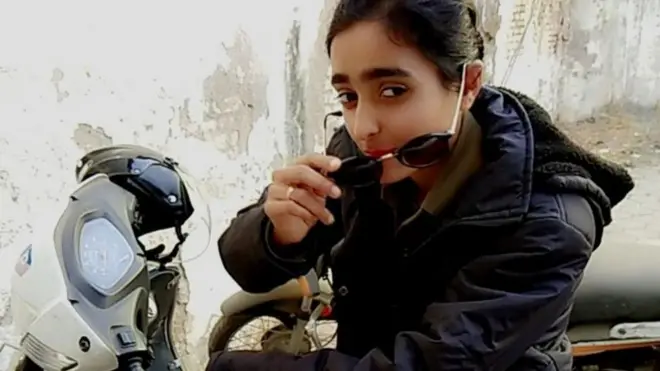 విద్యార్థినిలా మారి ర్యాగింగ్ ఆకతాయిల భరతం పట్టిన మహిళా కానిస్టేబుల్ షాలిని చౌహాన్