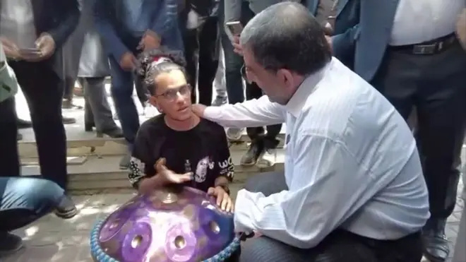 «چی‌چی درام؟»؛ گفتگوی ضرغامی با نوازنده خیابانی هنگ درام در شیراز