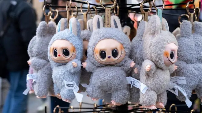 သွားချွန်ချွန်လေးတွေနဲ့ ပြုံးဖြီးဖြီးလုပ်နေတဲ့ လာဘူဘူ မွန်းစတားအမွေးပွအရုပ်လေးတွေ