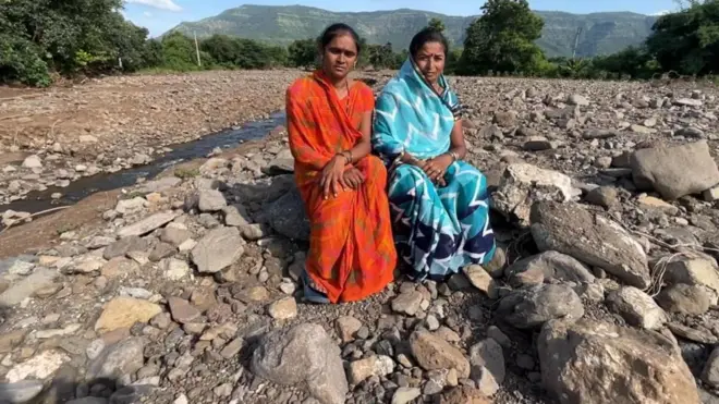 शेतमालासह काळी मातीही वाहून गेली, शेतजमिनीवर दिसतायत केवळ दगड