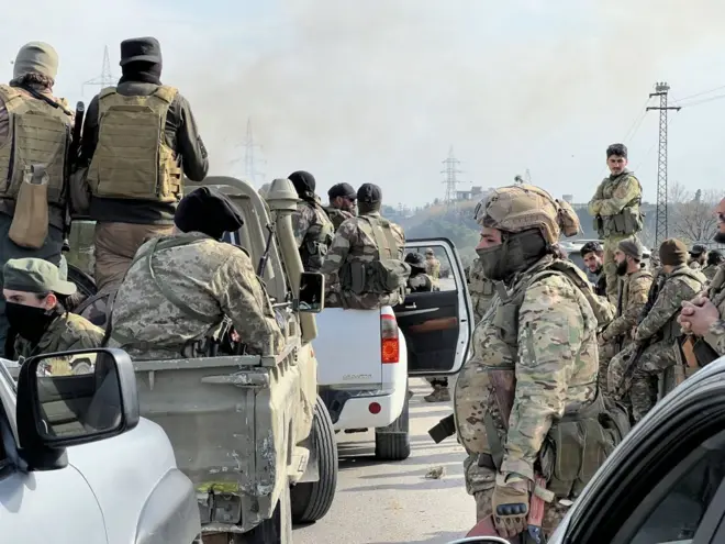 إنتشار مكثف لقوات عسكرية وأمنية سورية في اللاذقية لمواجهة تمرد "فلول النظام السابق".